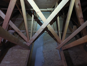 Zateplení stropu budovy školy pomocí foukané izolace